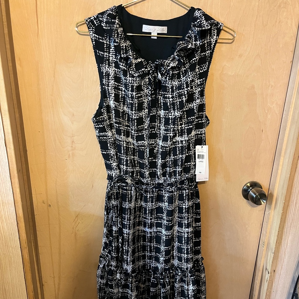 Black, white, taupe dress. New with tags. Purchased at J.c. penney .